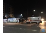 У місті на Волині легковик протаранив огорожу новобудови