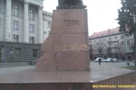 У Луцьку пам'ятник Тарасу Шевченку розмалювали вандали