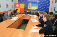 У Луцьку на меморіалі демонтують комуністичну символіку