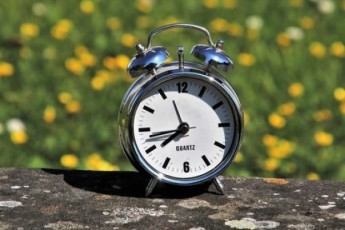 Україна переходить на літній час: коли переводити годинники та що потрібно знати