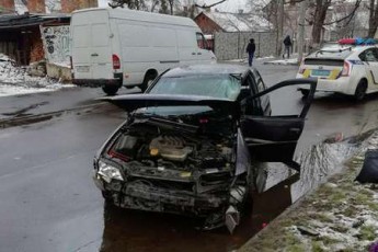 У Луцьку легковик врізався в дерево – травмувався водій (фото)