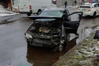 У Луцьку легковик на швидкості врізався в дерево (деталі, відео)