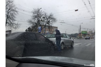 У Луцьку перед мостом зіткнулися два легковики (фото)