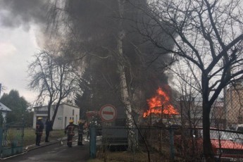 У Луцьку на вулиці Рівненській на одній із стоянок авто − пожежа (фото, відео)