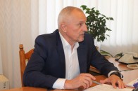 Голова Волинської ОДА Савченко поцілував журналістку замість коментарів про агітацію у робочий час (відео)
