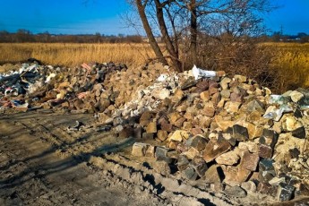 У Львові автентичну бруківку викинули на смітник