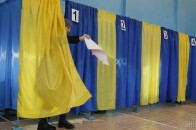 Лучанка фотографувала бюлетень з позначкою у кабінці для голосування