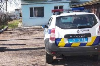 У Луцьку біля дільниці невідомі платять гроші за 