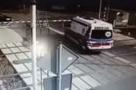 Поїзд на швидкості протаранив авто 