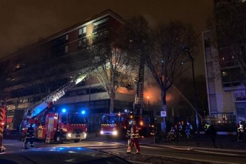 Вибух потрапив на відео: моторошна пожежа в багатоповерхівці Парижа (відео)