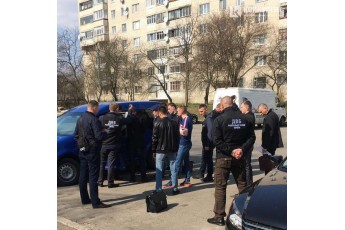 У Луцьку працівники департаменту внутрішньої безпеки Нацполіції обшукують автівку (фото)