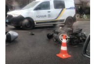 У місті на Волині мотоцикл врізався у автомобіль, чоловіка госпіталізували (фото)