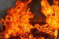 У місті на Волині вогонь знищив гараж і авто