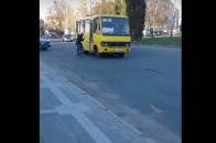 У Луцьку хлопець кидався на маршрутку з кулаками (відео)
