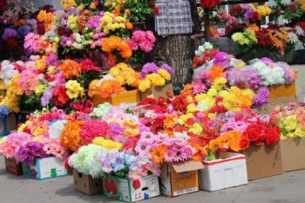 Українців просять не нести пластикові квіти на цвинтар