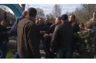Релігійні війни на Волині: піп УПЦ МП спровокував бійку, співаючи про упокій Томосу (Відео)