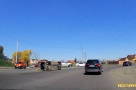У Луцьку під час повороту перекинувся автомобіль (відео)