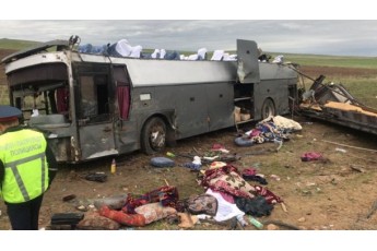 Автобус потрапив у масштабну аварію в Казахстані: 11 осіб загинуло