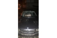 У Луцьку у лобове скло автівки кинули секцію бордюри (фото)