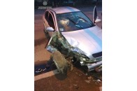 У Луцьку з самого ранку п'яний водій врізався у електроопору (фото)