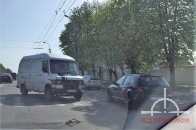 У Луцьку бус виїхав на зустрічну і зіткнувся з легковиком (фото)
