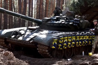 Українські військові перетворили танк на писанку (Відео)