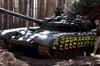 Українські військові перетворили танк на писанку (Відео)