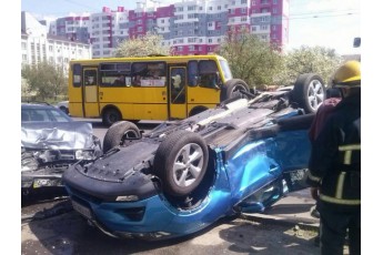 Повідомили деталі аварії у Луцьку, в якій автомобіль перекинувся на дах (фото)