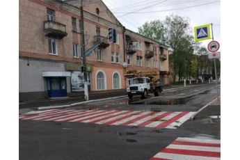 На Волині жінка на позашляховику збила стовп і втекла