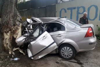 Автомобіль врізався в дерево у Дніпрі, є загиблий