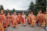 Встелили доріжку квітами та цілували руки: як на Волині зустріли митрополита Московського патріархату Онуфрія (фото)