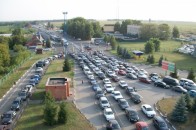 На кордоні з Польщею люди продовжують стояти у чергах