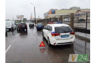 У Луцьку зіткнулись три автівки, від удару легковик вилетів на тротуар (фото)