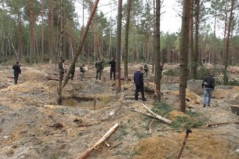 Хотіли заробити: на Волині затримали бурштинокопачів