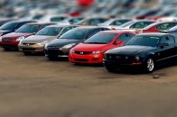 В Україну масово ввозять вживані автомобілі зі США (відео)