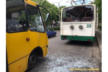 У Луцьку маршрутка протаранила тролейбус (Фото)