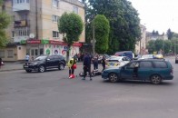 У Луцьку на перехресті мотоцикл влетів у легковик (фото)