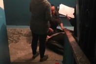 У Луцьку у під'їзді багатоповерхівки з невідомих причин помер чоловік (фото)