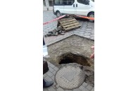 У центрі Луцька посеред вулиці виявили провалля (фото)