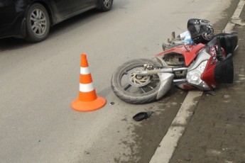 ДТП у Луцьку: легковик врізався у мотоцикл, водій отримав травми