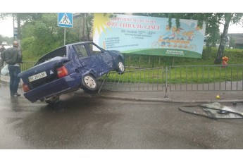 У місті на Волині автівка зависла на паркані (фото)