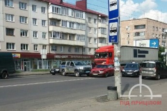 У Луцьку патрульний автомобіль протаранив легковик (фото, відео)