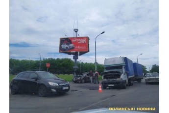 Від удару автівку розвернуло: на виїзді з Луцька сталась аварія (фото)