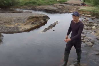 Замість дороги – прірва: висока вода відрізала рівненське село від цивілізації (відео)