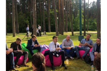 Шаурма, вино, фрукти: Зеленський зустрівся із провідними журналістами у неформальній обстановці та відповів на усі питання (фото)