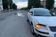 Дитина пролетіла десятки метрів: з'явилося відео моменту, де поліцейський збиває хлопчика на переході (відео 18+)