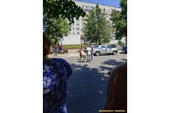 Дитину відкинуло на 20 метрів: у Луцьку автомобіль збив школяра (фото)