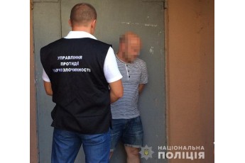 Торгував серед білого дня: у Луцьку затримали наркоторговця (фото)