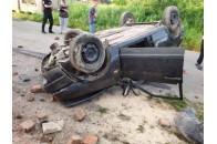 Пасажир вилетів через вікно: під Луцьком автомобіль із компанією п'яних юнаків влетів у бетонний паркан та перекинувся (фото)