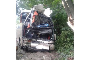 Автобус із українськими туристами влетів у вантажівку: є загиблі та важко травмовані (фото, відео)